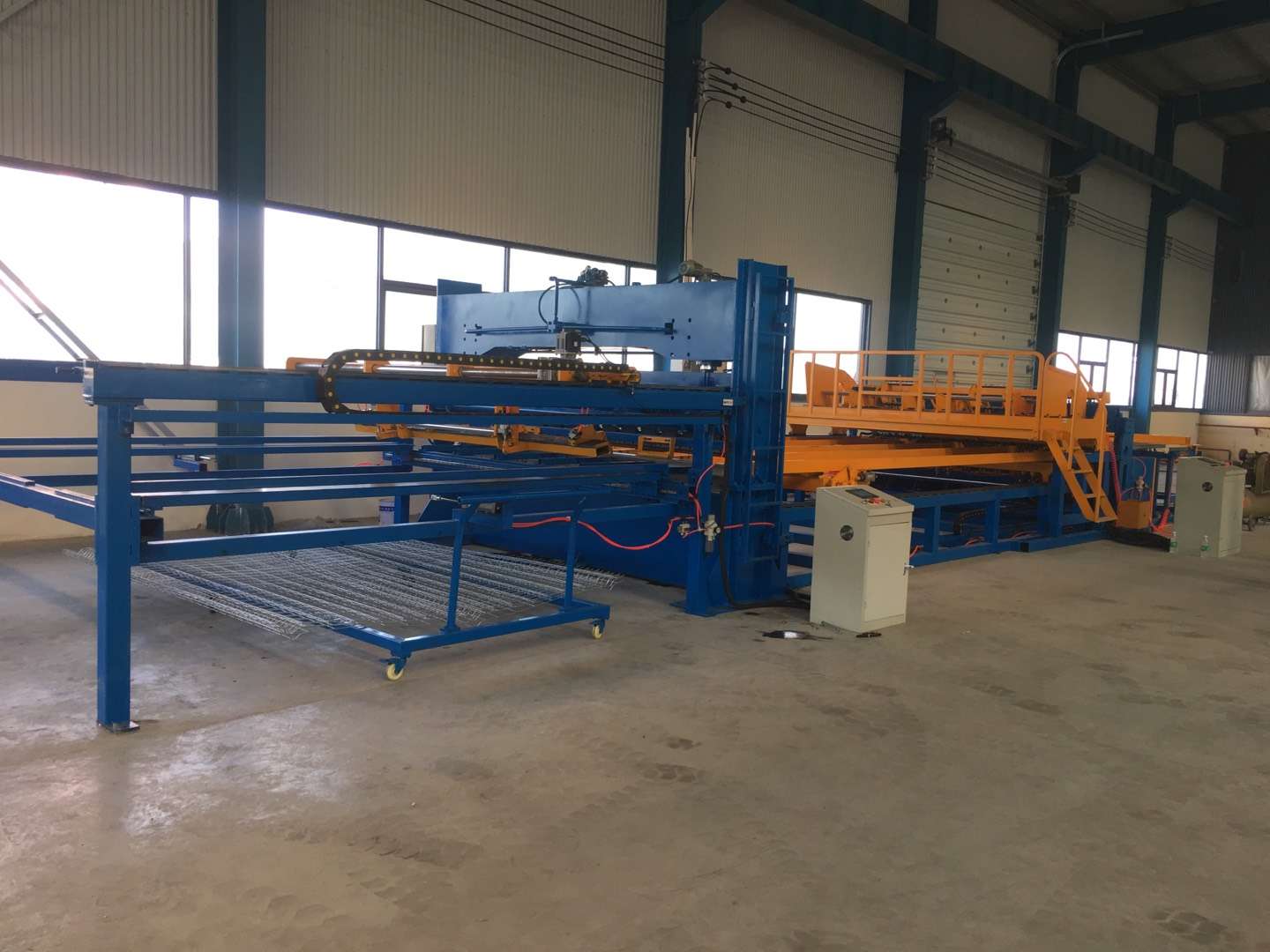 Fully automatic fence panel production line introduces the basics of fence panels