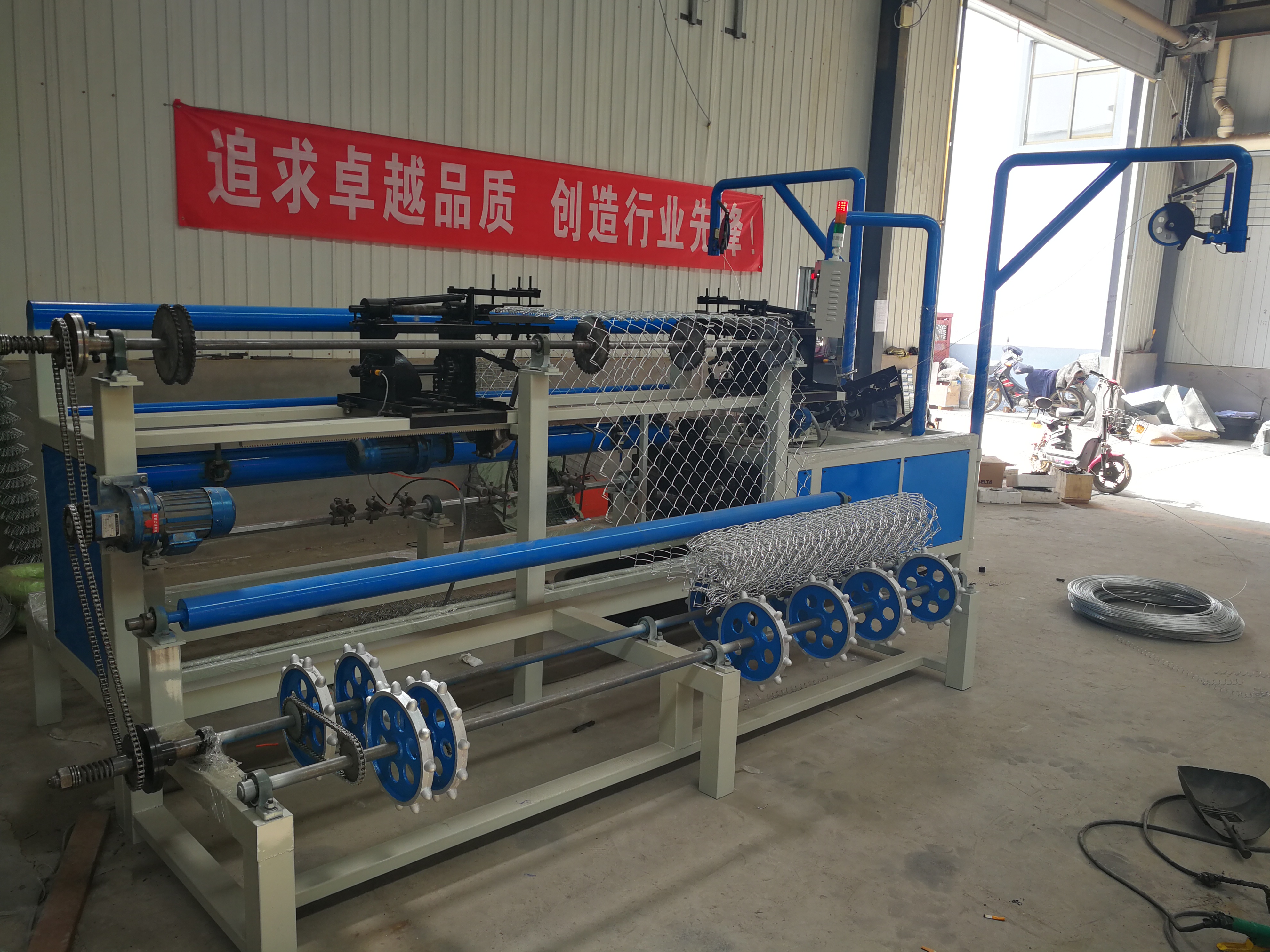 How to choose a fully auto chain link fence machine manufacturer