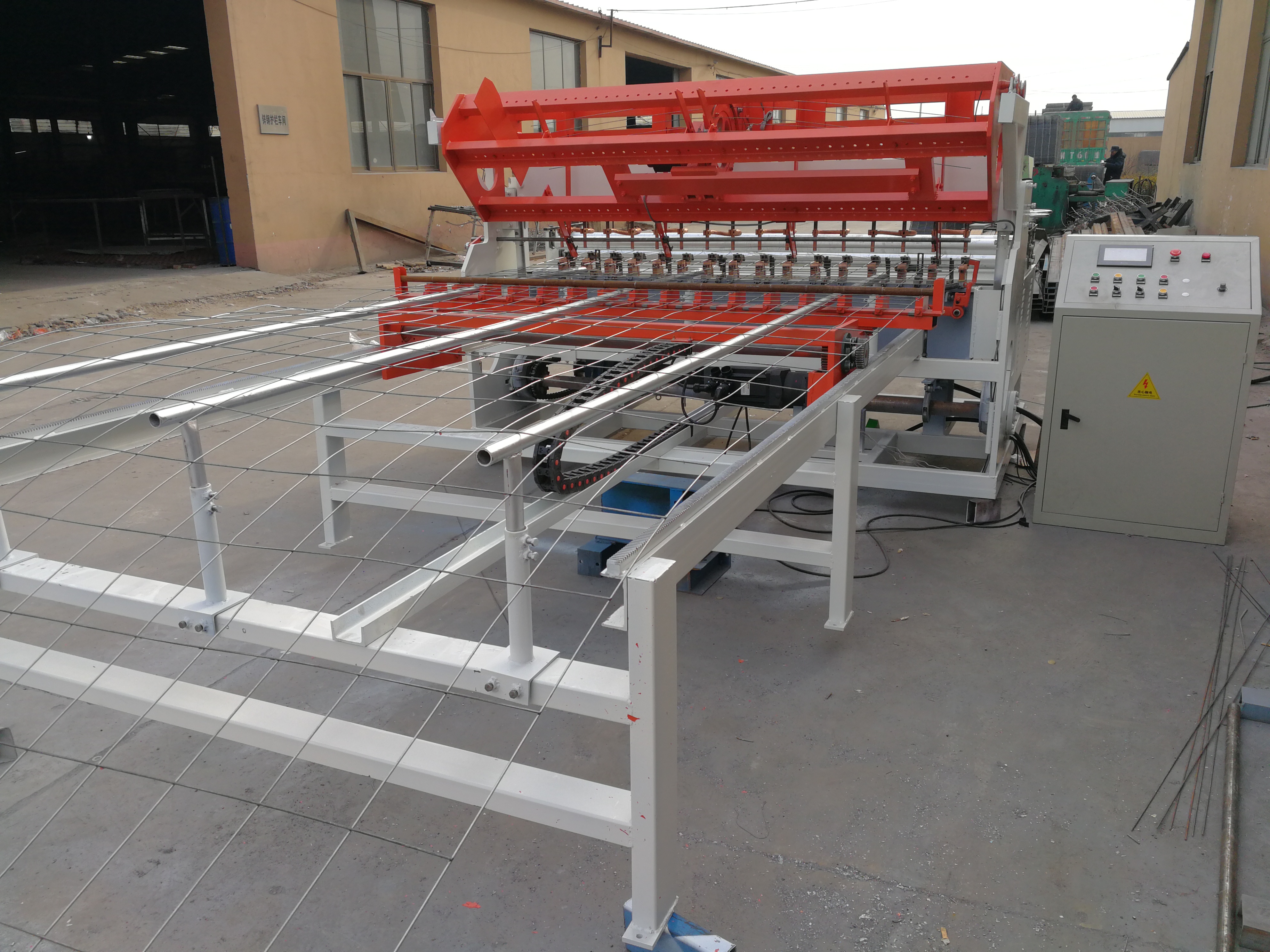 Electrowelded mesh machine by feeding straightened rods introduction: What is the working principle and use method of Welded Wire Mesh Machine?